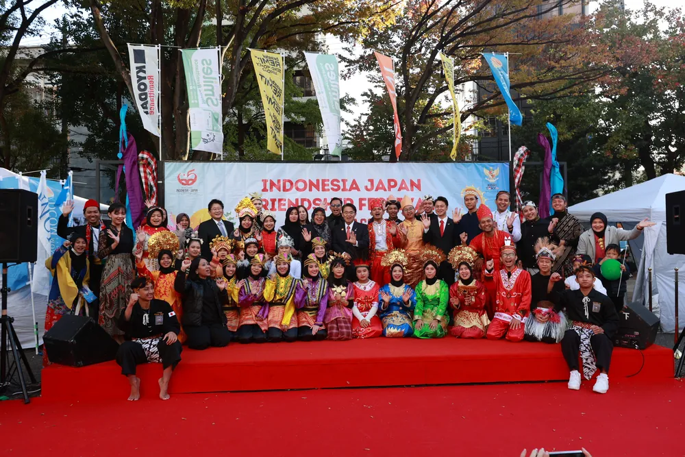 レッドカーペットのステージに並ぶ出演者の集合写真